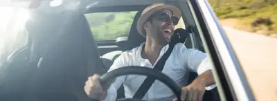 Homme heureux au volant