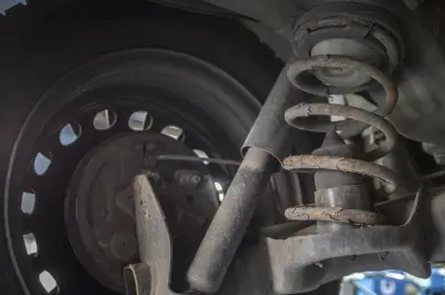 Bruit de coupelle d’amortisseur : causes, solutions et conseils