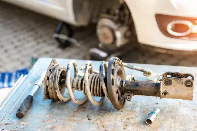 Changement des coupelles d’amortisseur : quand et comment le faire ?