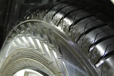 Flanc du pneu abîmé : signes, changement, dommages et prévention