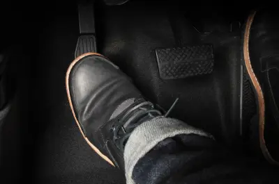 Pédale d'embrayage bloquée ? Découvrez les causes et solutions efficaces