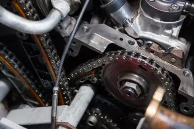 Symptômes d'une chaîne de distribution décalée et comment la retendre