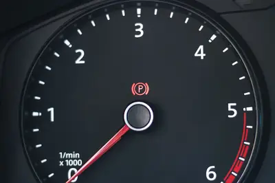 Voyant frein à main : signification, causes et solutions