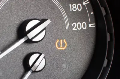 Voyant de pression des pneus allumé : que faire ?